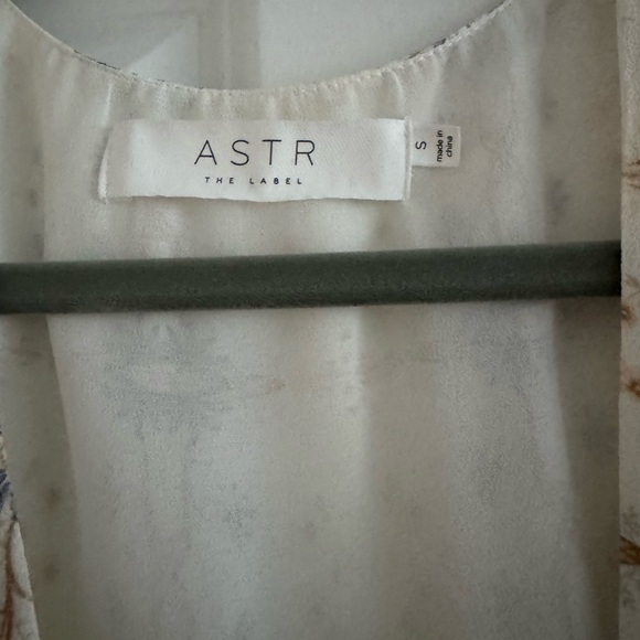 ASTR The Label, EUC Dress with Sleeves - Picture 4 of 4